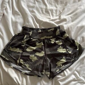 Lululemon Camo Women’s Athletic Shorts - Olive Green Size 0